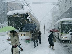 (2) Heavy snowfall causes accidents across Japan